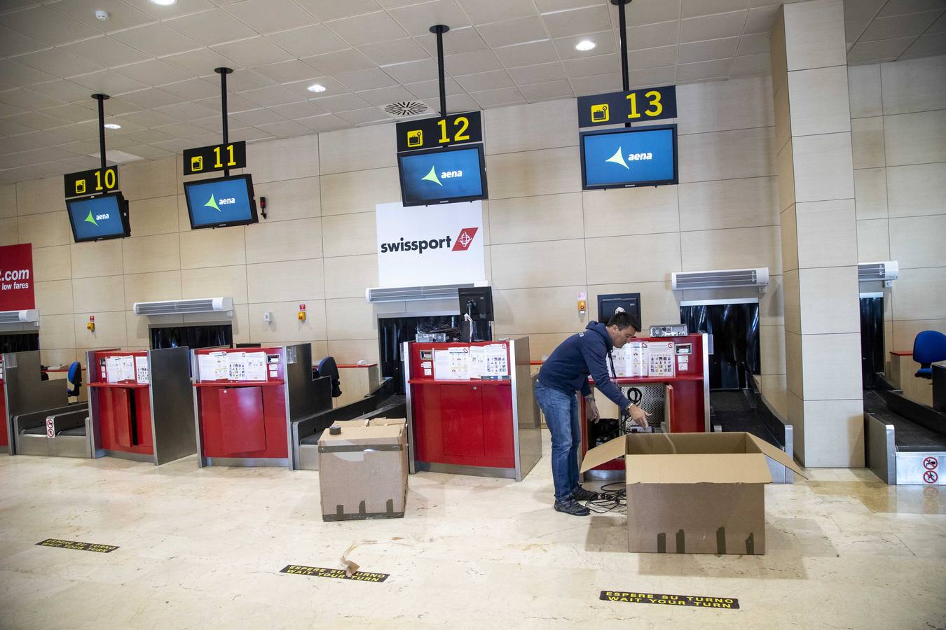 Los empleados del aeropuerto de San Javier realizaron la mudanza a las instalaciones de Corvera. Los últimos pasajeros de San Javier se despiden. 