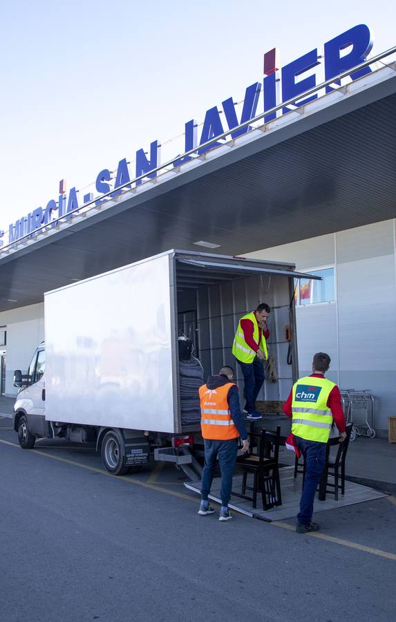 Los empleados del aeropuerto de San Javier realizaron la mudanza a las instalaciones de Corvera. Los últimos pasajeros de San Javier se despiden. 