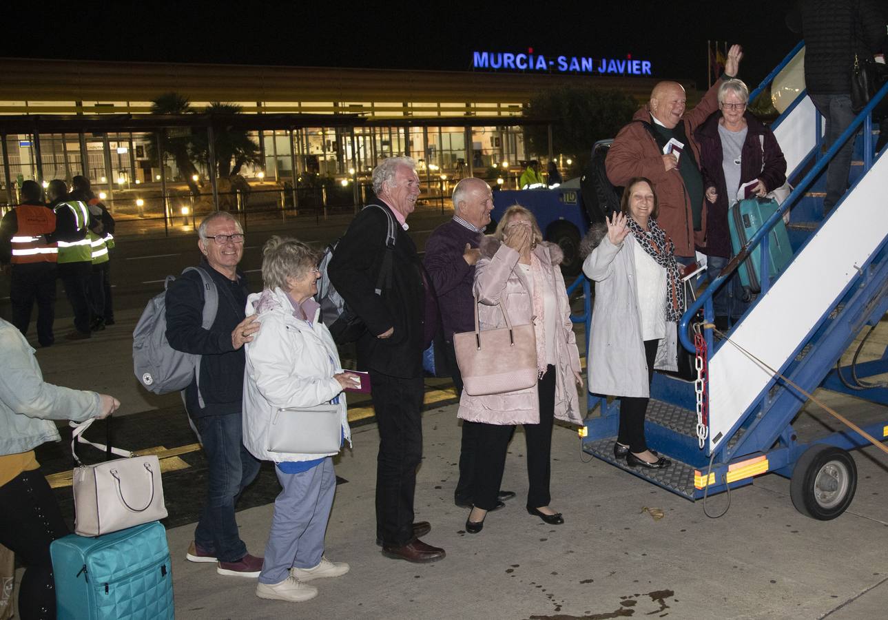 Los empleados del aeropuerto de San Javier realizaron la mudanza a las instalaciones de Corvera. Los últimos pasajeros de San Javier se despiden. 