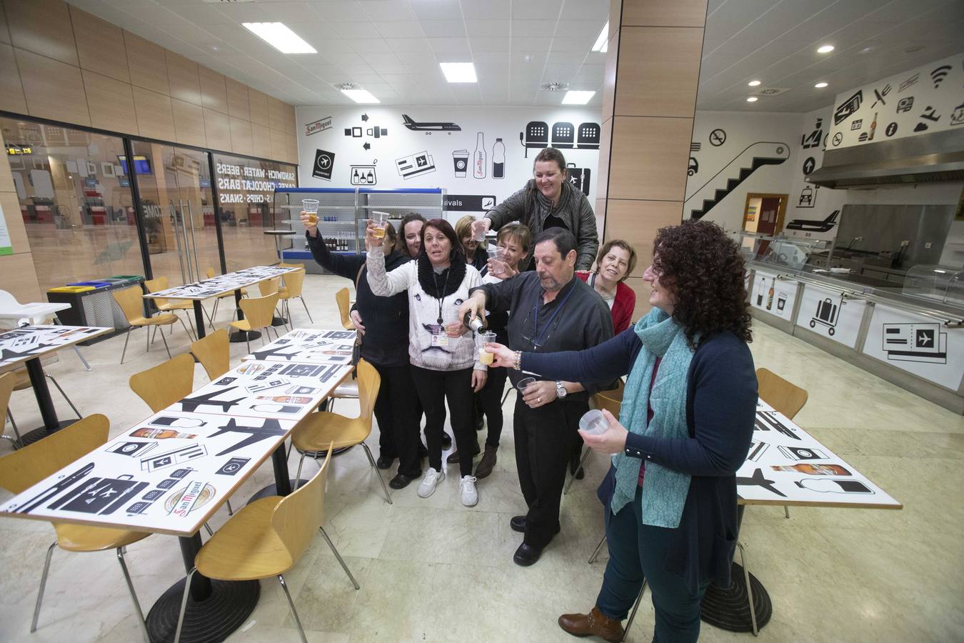 Los empleados del aeropuerto de San Javier realizaron la mudanza a las instalaciones de Corvera. Los últimos pasajeros de San Javier se despiden. 