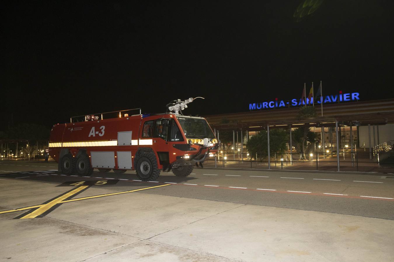 Los empleados del aeropuerto de San Javier realizaron la mudanza a las instalaciones de Corvera. Los últimos pasajeros de San Javier se despiden. 