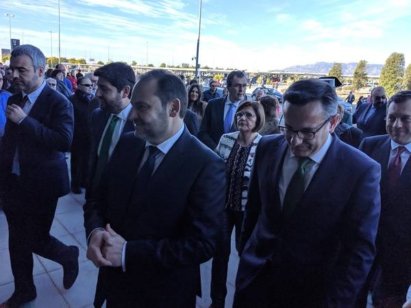 El primer vuelo de Corvera ya ha tomado tierra procedente de East Midlands. Esta inauguración ha contado con la presencia de su Majestad el Rey Felipe VI, el presidente de la Región, Fernando López Miras, el ministro de Fomento, José Luis Ábalos, y el delegado del gobierno de la Región de Murcia, Diego Conesa.