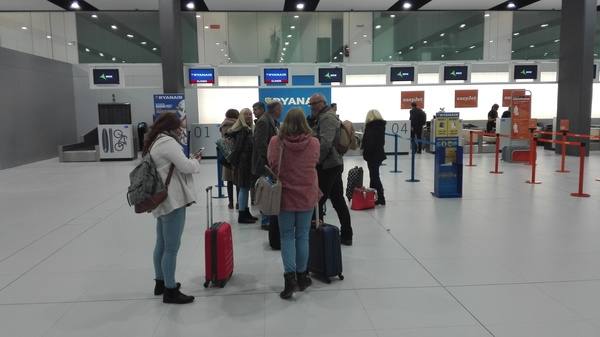 El primer vuelo de Corvera ya ha tomado tierra procedente de East Midlands. Esta inauguración ha contado con la presencia de su Majestad el Rey Felipe VI, el presidente de la Región, Fernando López Miras, el ministro de Fomento, José Luis Ábalos, y el delegado del gobierno de la Región de Murcia, Diego Conesa.