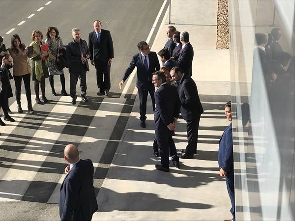 El primer vuelo de Corvera ya ha tomado tierra procedente de East Midlands. Esta inauguración ha contado con la presencia de su Majestad el Rey Felipe VI, el presidente de la Región, Fernando López Miras, el ministro de Fomento, José Luis Ábalos, y el delegado del gobierno de la Región de Murcia, Diego Conesa.