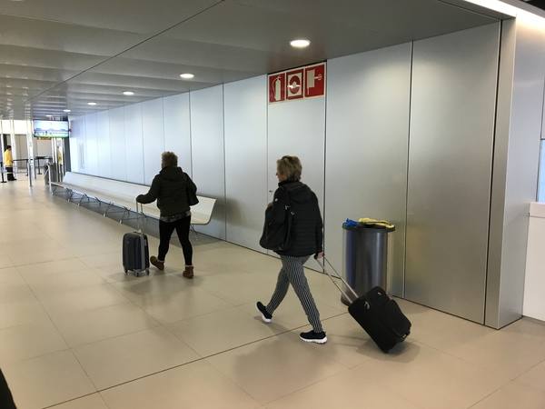 El primer vuelo de Corvera ya ha tomado tierra procedente de East Midlands. Esta inauguración ha contado con la presencia de su Majestad el Rey Felipe VI, el presidente de la Región, Fernando López Miras, el ministro de Fomento, José Luis Ábalos, y el delegado del gobierno de la Región de Murcia, Diego Conesa.