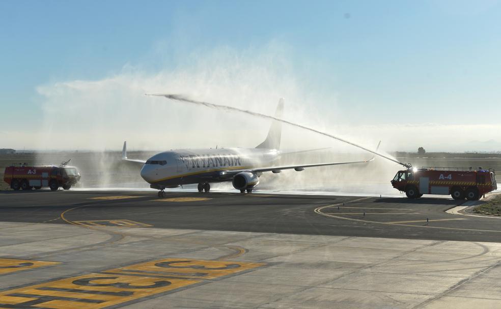 El vuelo FR1824 fue recibido en Corvera con un arco de agua.