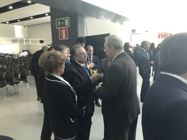 El primer vuelo de Corvera ya ha tomado tierra procedente de East Midlands. Esta inauguración ha contado con la presencia de su Majestad el Rey Felipe VI, el presidente de la Región, Fernando López Miras, el ministro de Fomento, José Luis Ábalos, y el delegado del gobierno de la Región de Murcia, Diego Conesa.