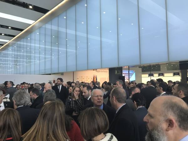 El primer vuelo de Corvera ya ha tomado tierra procedente de East Midlands. Esta inauguración ha contado con la presencia de su Majestad el Rey Felipe VI, el presidente de la Región, Fernando López Miras, el ministro de Fomento, José Luis Ábalos, y el delegado del gobierno de la Región de Murcia, Diego Conesa.