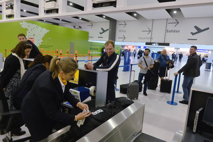El primer avión en tocar tierra llegó con 25 minutos de antelación tras completar un vuelo sin incidentes