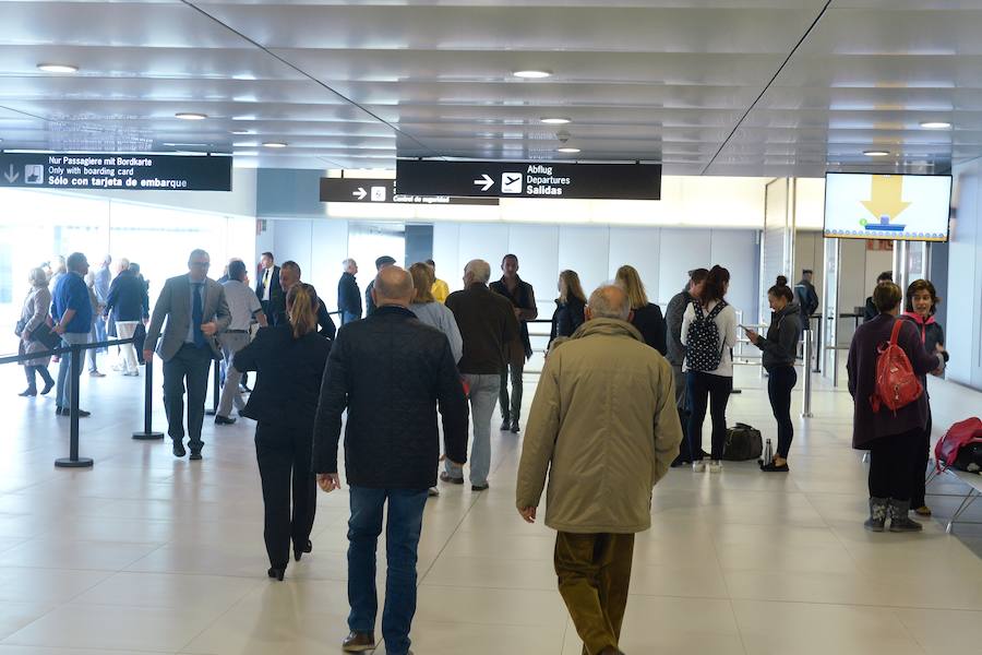 El primer avión en tocar tierra llegó con 25 minutos de antelación tras completar un vuelo sin incidentes