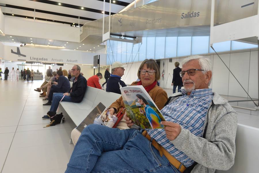 El primer avión en tocar tierra llegó con 25 minutos de antelación tras completar un vuelo sin incidentes