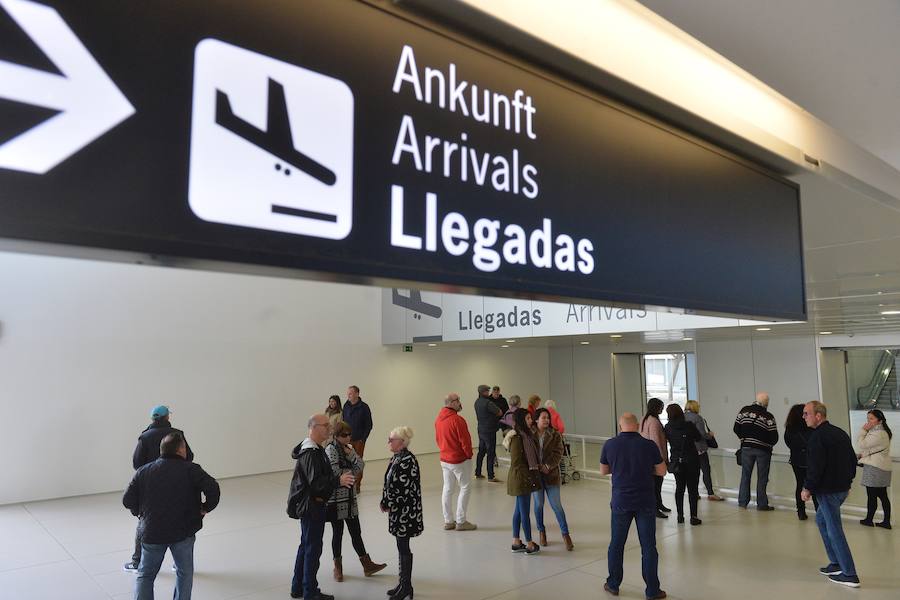 El primer avión en tocar tierra llegó con 25 minutos de antelación tras completar un vuelo sin incidentes