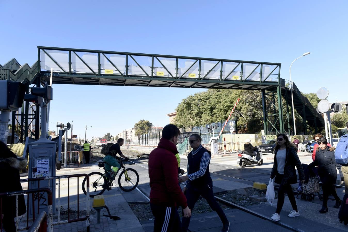 Adif tiene listos los cuatro elevadores para facilitar el acceso a la estructura metálica de Santiago el Mayor, que contarán con espacio para transportar bicis y sillas de ruedas 