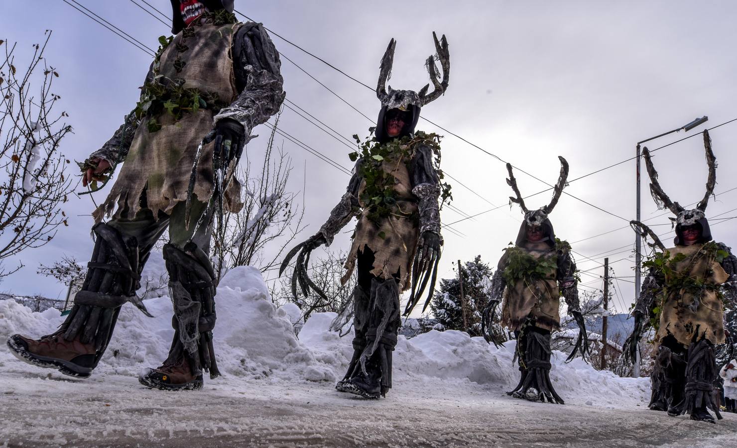 Participantes disfrazados asisten a la tradicional celebración del Carnaval Vevcani, que marca el Día ortodoxo de ´San Vasilij´, en Macedonia. Durante estos días las calles, casas y prados de Vevcani se convierten en una gran escena, a la que salen los hombres disfrazados.