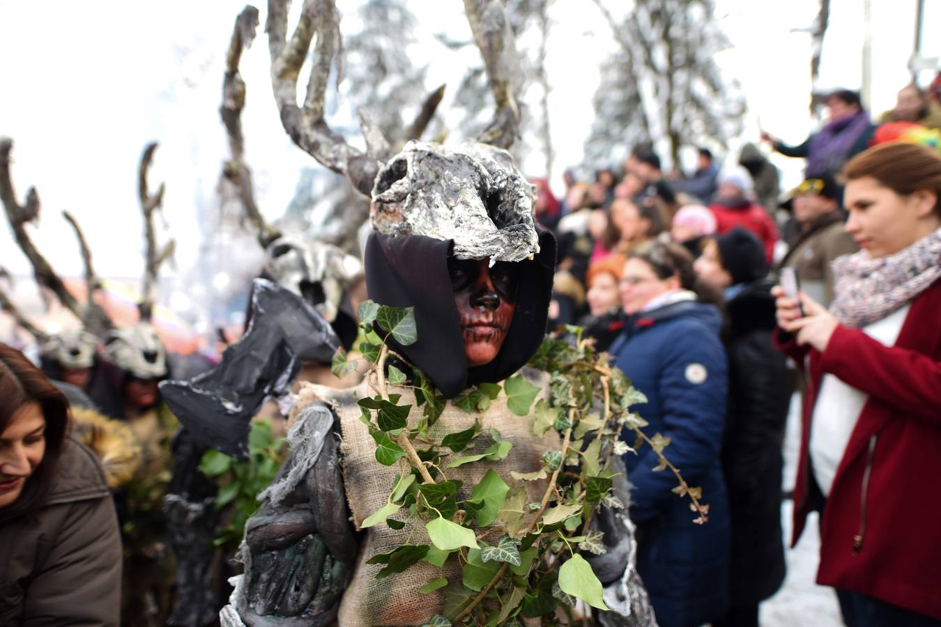 Participantes disfrazados asisten a la tradicional celebración del Carnaval Vevcani, que marca el Día ortodoxo de ´San Vasilij´, en Macedonia. Durante estos días las calles, casas y prados de Vevcani se convierten en una gran escena, a la que salen los hombres disfrazados.