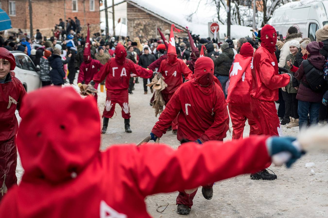 Participantes disfrazados asisten a la tradicional celebración del Carnaval Vevcani, que marca el Día ortodoxo de ´San Vasilij´, en Macedonia. Durante estos días las calles, casas y prados de Vevcani se convierten en una gran escena, a la que salen los hombres disfrazados.