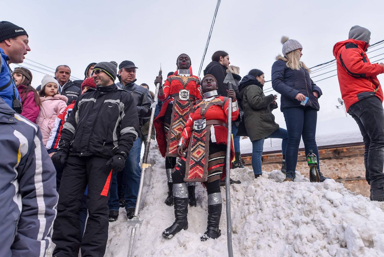 Participantes disfrazados asisten a la tradicional celebración del Carnaval Vevcani, que marca el Día ortodoxo de ´San Vasilij´, en Macedonia. Durante estos días las calles, casas y prados de Vevcani se convierten en una gran escena, a la que salen los hombres disfrazados.