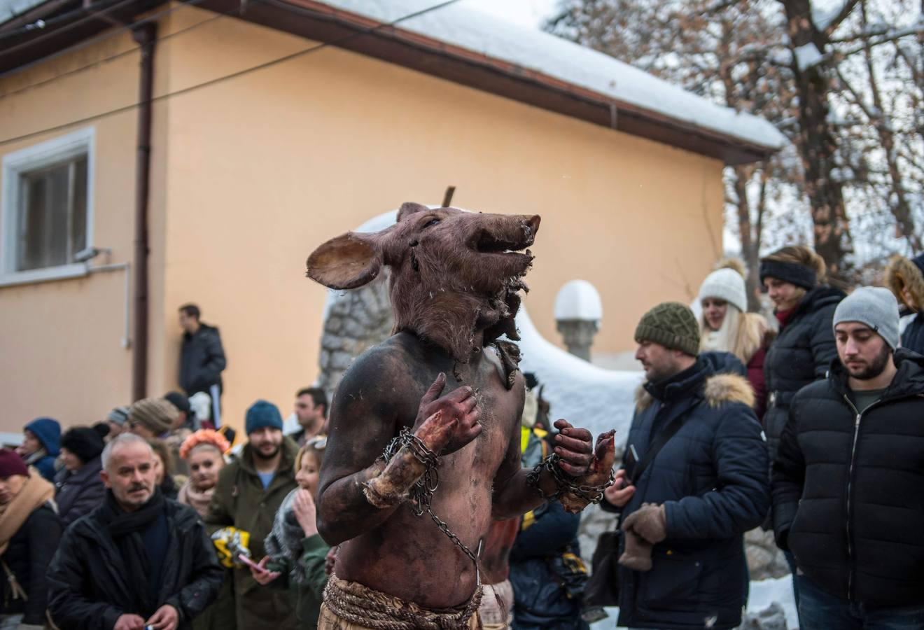 Participantes disfrazados asisten a la tradicional celebración del Carnaval Vevcani, que marca el Día ortodoxo de ´San Vasilij´, en Macedonia. Durante estos días las calles, casas y prados de Vevcani se convierten en una gran escena, a la que salen los hombres disfrazados.