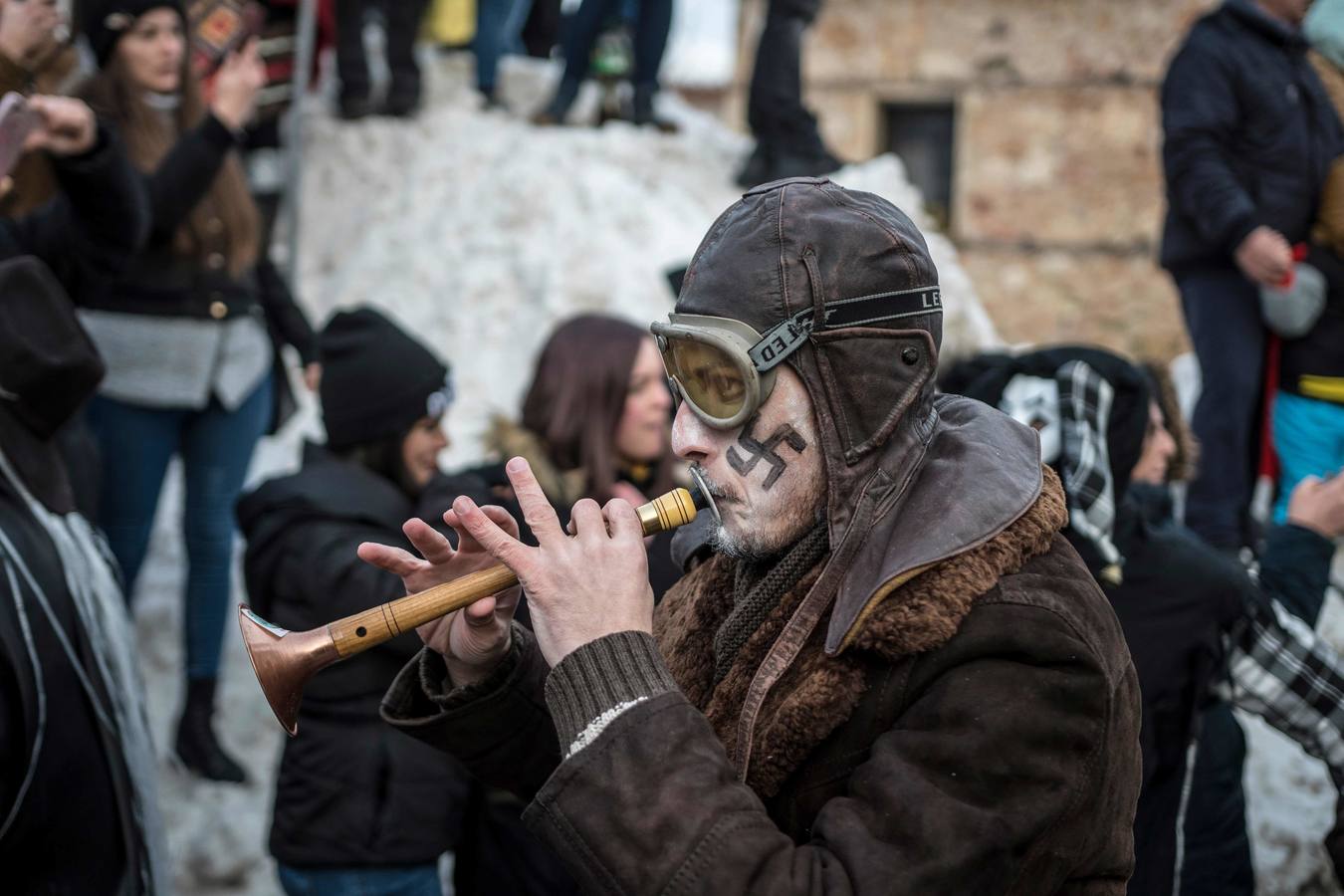 Participantes disfrazados asisten a la tradicional celebración del Carnaval Vevcani, que marca el Día ortodoxo de ´San Vasilij´, en Macedonia. Durante estos días las calles, casas y prados de Vevcani se convierten en una gran escena, a la que salen los hombres disfrazados.