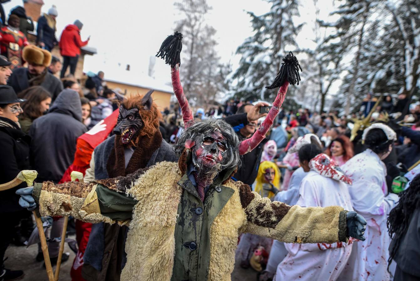 Participantes disfrazados asisten a la tradicional celebración del Carnaval Vevcani, que marca el Día ortodoxo de ´San Vasilij´, en Macedonia. Durante estos días las calles, casas y prados de Vevcani se convierten en una gran escena, a la que salen los hombres disfrazados.