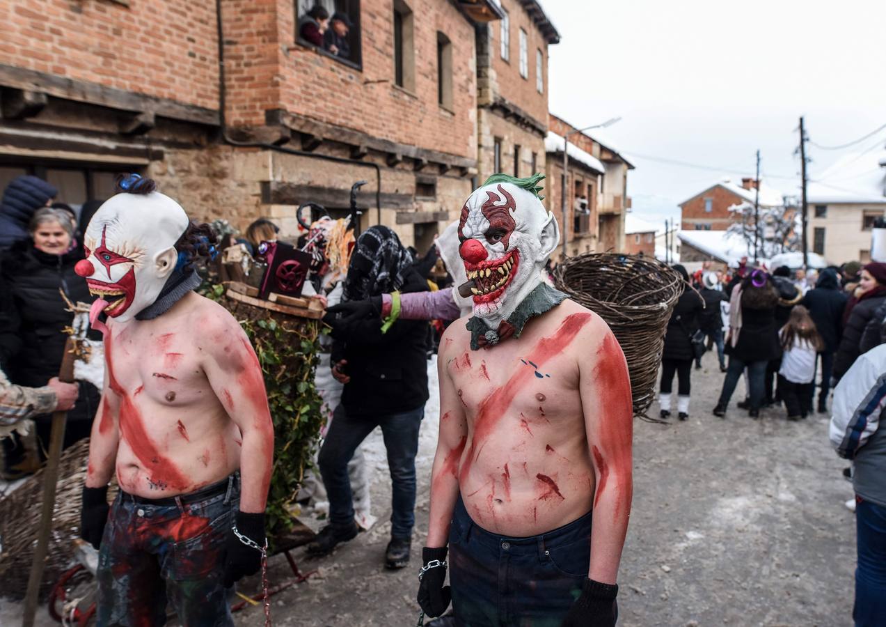 Participantes disfrazados asisten a la tradicional celebración del Carnaval Vevcani, que marca el Día ortodoxo de ´San Vasilij´, en Macedonia. Durante estos días las calles, casas y prados de Vevcani se convierten en una gran escena, a la que salen los hombres disfrazados.