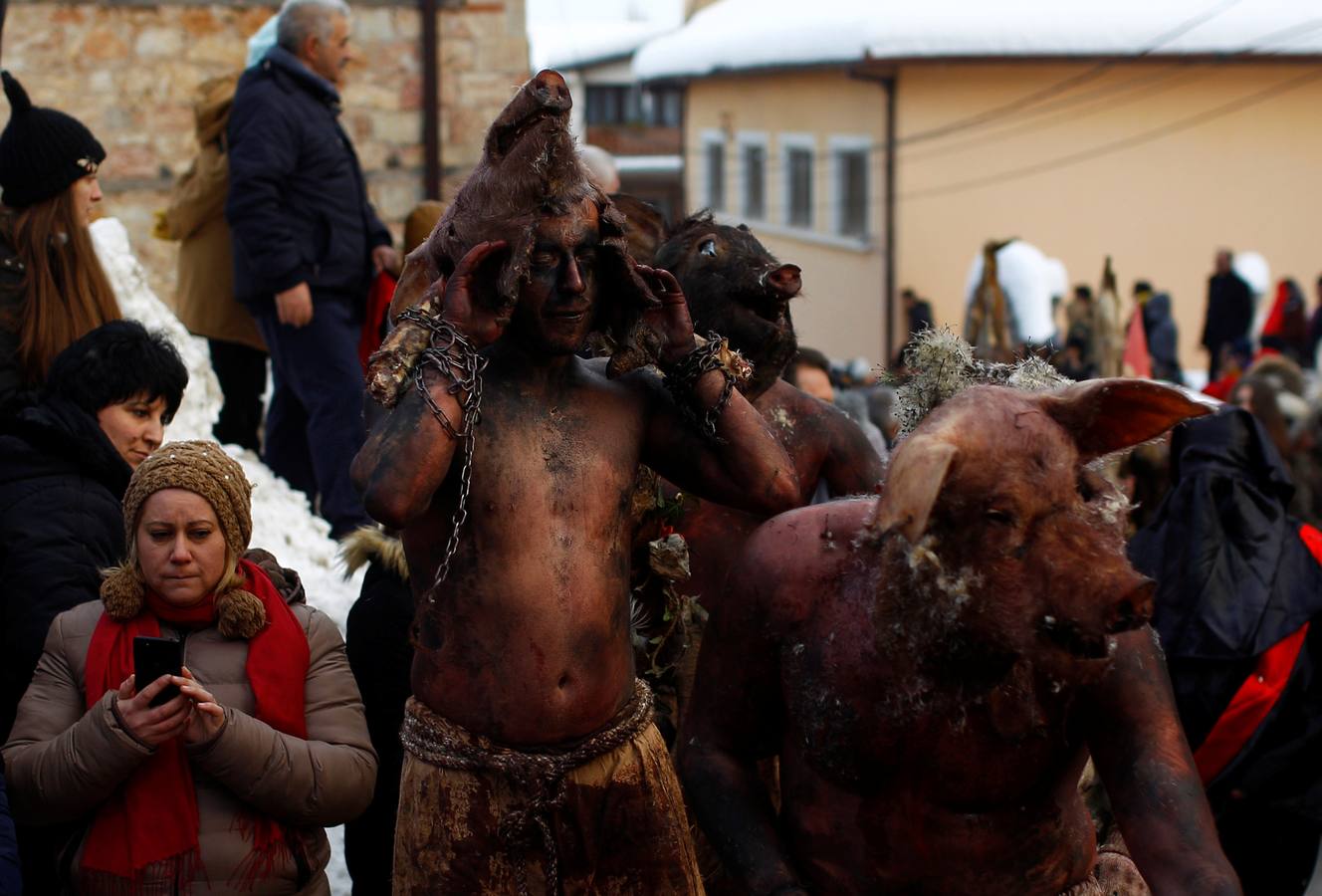 Participantes disfrazados asisten a la tradicional celebración del Carnaval Vevcani, que marca el Día ortodoxo de ´San Vasilij´, en Macedonia. Durante estos días las calles, casas y prados de Vevcani se convierten en una gran escena, a la que salen los hombres disfrazados.