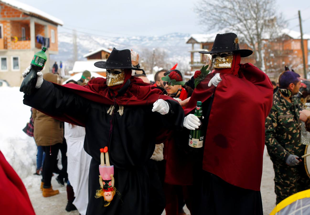 Participantes disfrazados asisten a la tradicional celebración del Carnaval Vevcani, que marca el Día ortodoxo de ´San Vasilij´, en Macedonia. Durante estos días las calles, casas y prados de Vevcani se convierten en una gran escena, a la que salen los hombres disfrazados.