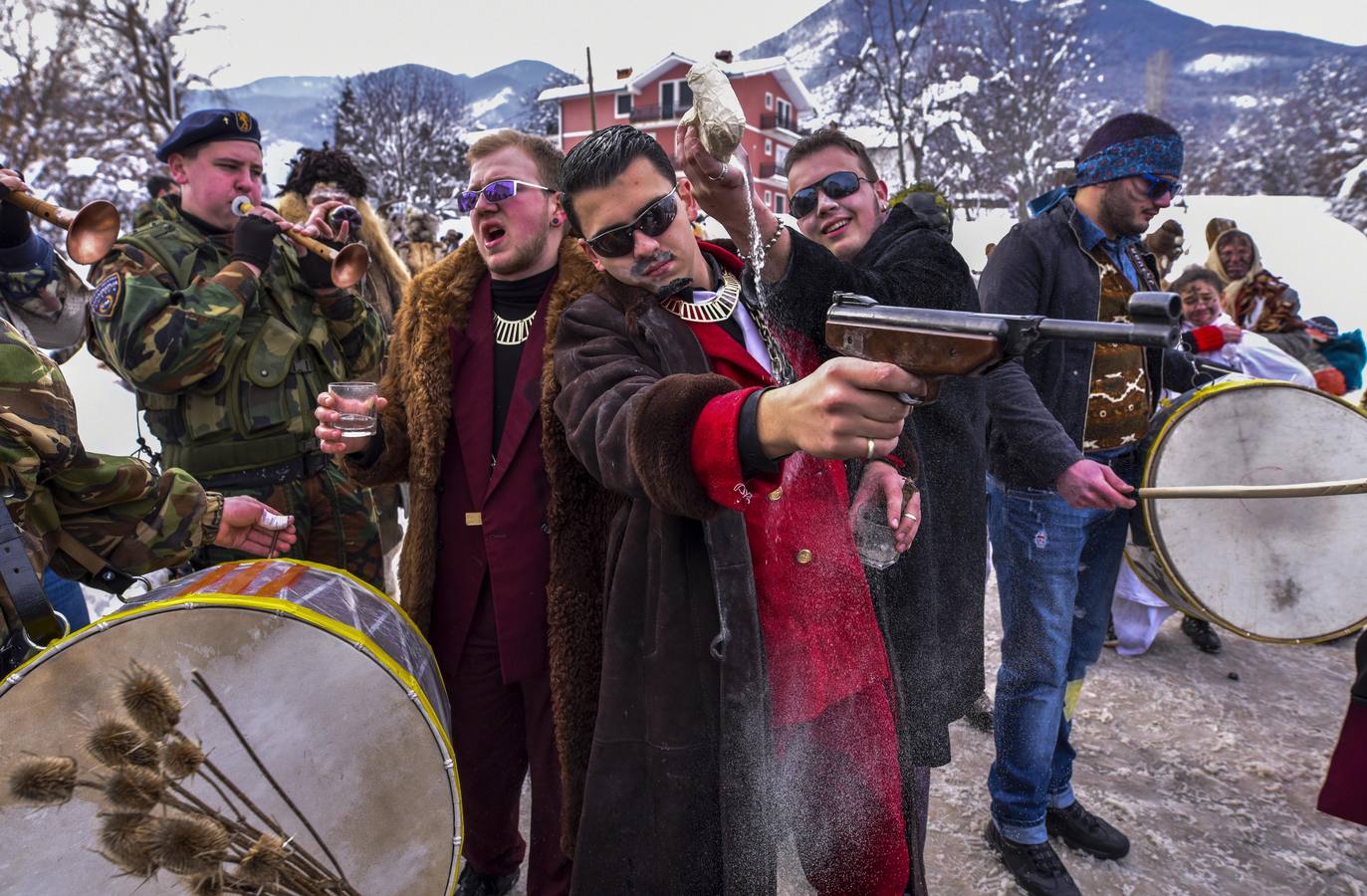 Participantes disfrazados asisten a la tradicional celebración del Carnaval Vevcani, que marca el Día ortodoxo de ´San Vasilij´, en Macedonia. Durante estos días las calles, casas y prados de Vevcani se convierten en una gran escena, a la que salen los hombres disfrazados.