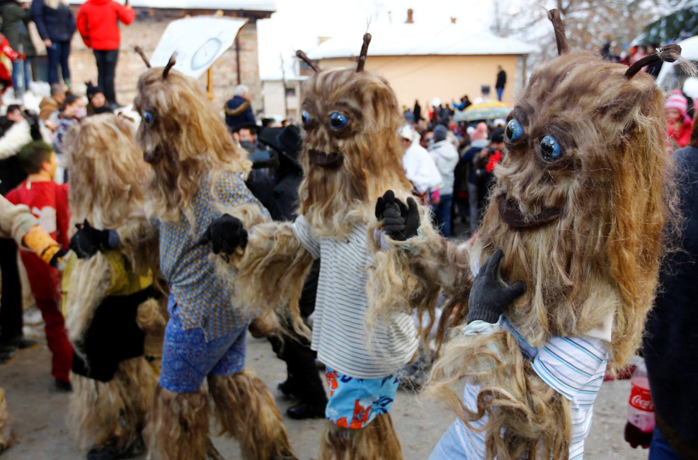 Participantes disfrazados asisten a la tradicional celebración del Carnaval Vevcani, que marca el Día ortodoxo de ´San Vasilij´, en Macedonia. Durante estos días las calles, casas y prados de Vevcani se convierten en una gran escena, a la que salen los hombres disfrazados.