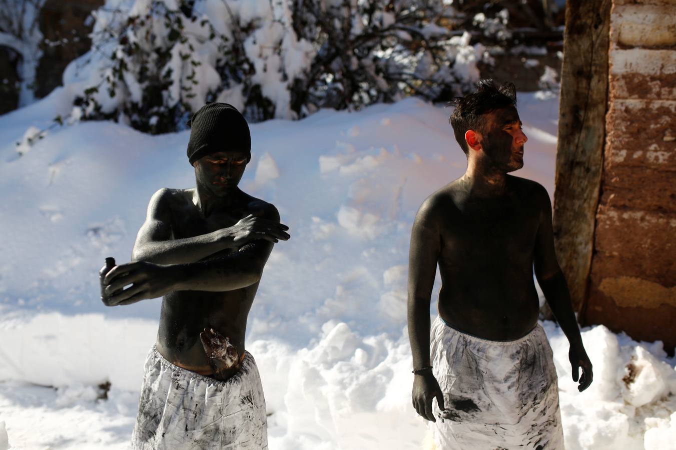 Participantes disfrazados asisten a la tradicional celebración del Carnaval Vevcani, que marca el Día ortodoxo de ´San Vasilij´, en Macedonia. Durante estos días las calles, casas y prados de Vevcani se convierten en una gran escena, a la que salen los hombres disfrazados.