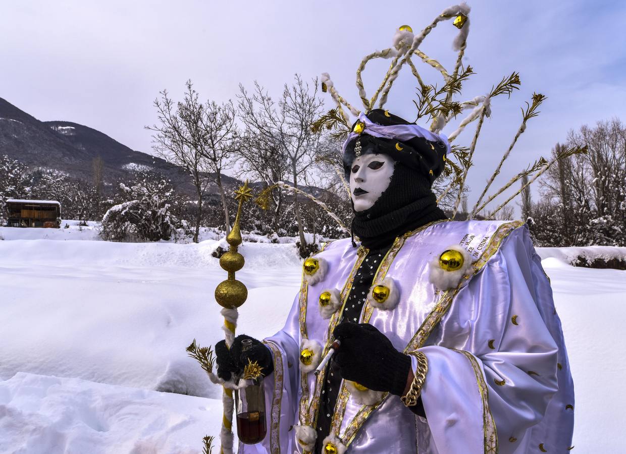 Participantes disfrazados asisten a la tradicional celebración del Carnaval Vevcani, que marca el Día ortodoxo de ´San Vasilij´, en Macedonia. Durante estos días las calles, casas y prados de Vevcani se convierten en una gran escena, a la que salen los hombres disfrazados.