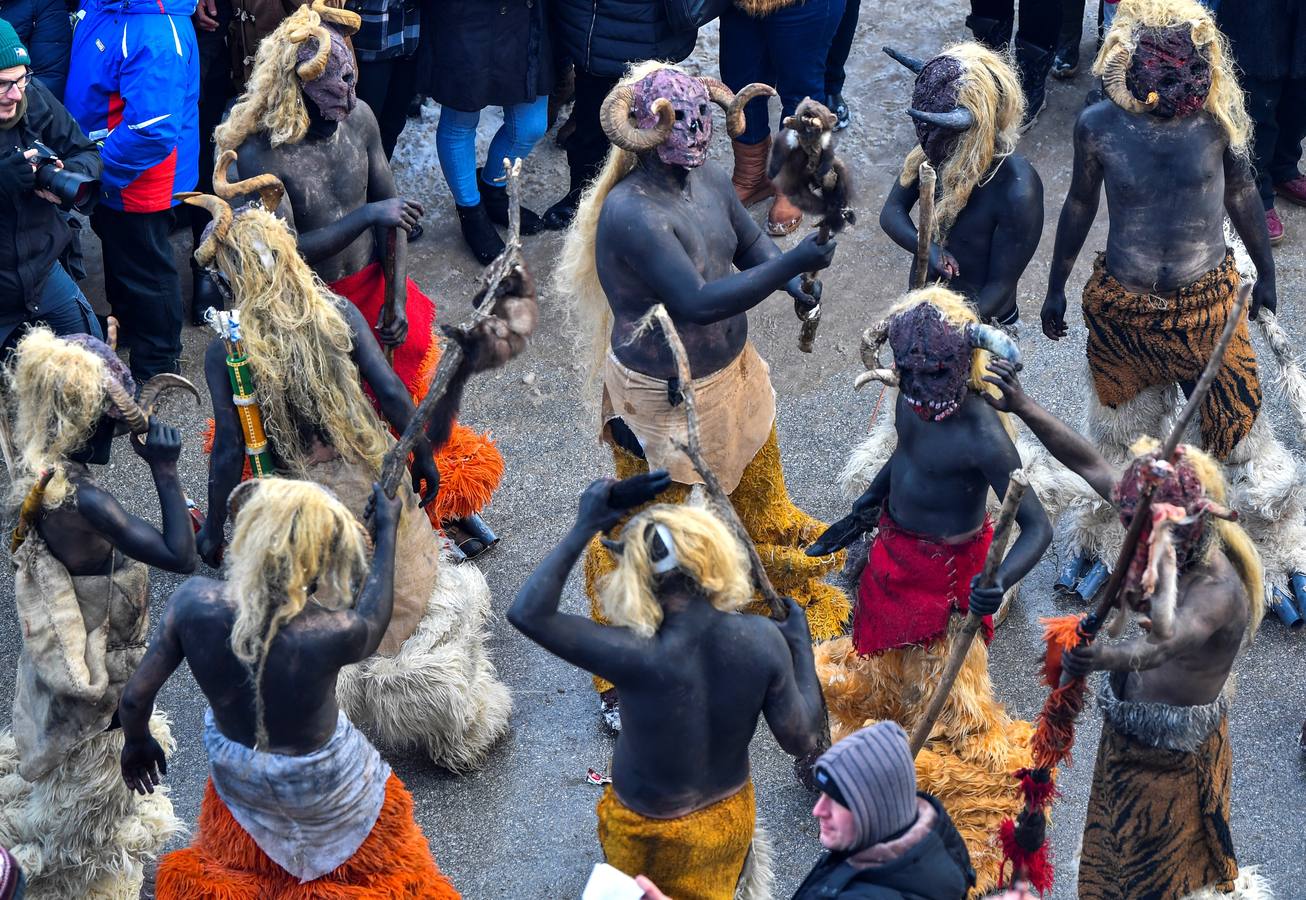 Participantes disfrazados asisten a la tradicional celebración del Carnaval Vevcani, que marca el Día ortodoxo de ´San Vasilij´, en Macedonia. Durante estos días las calles, casas y prados de Vevcani se convierten en una gran escena, a la que salen los hombres disfrazados.