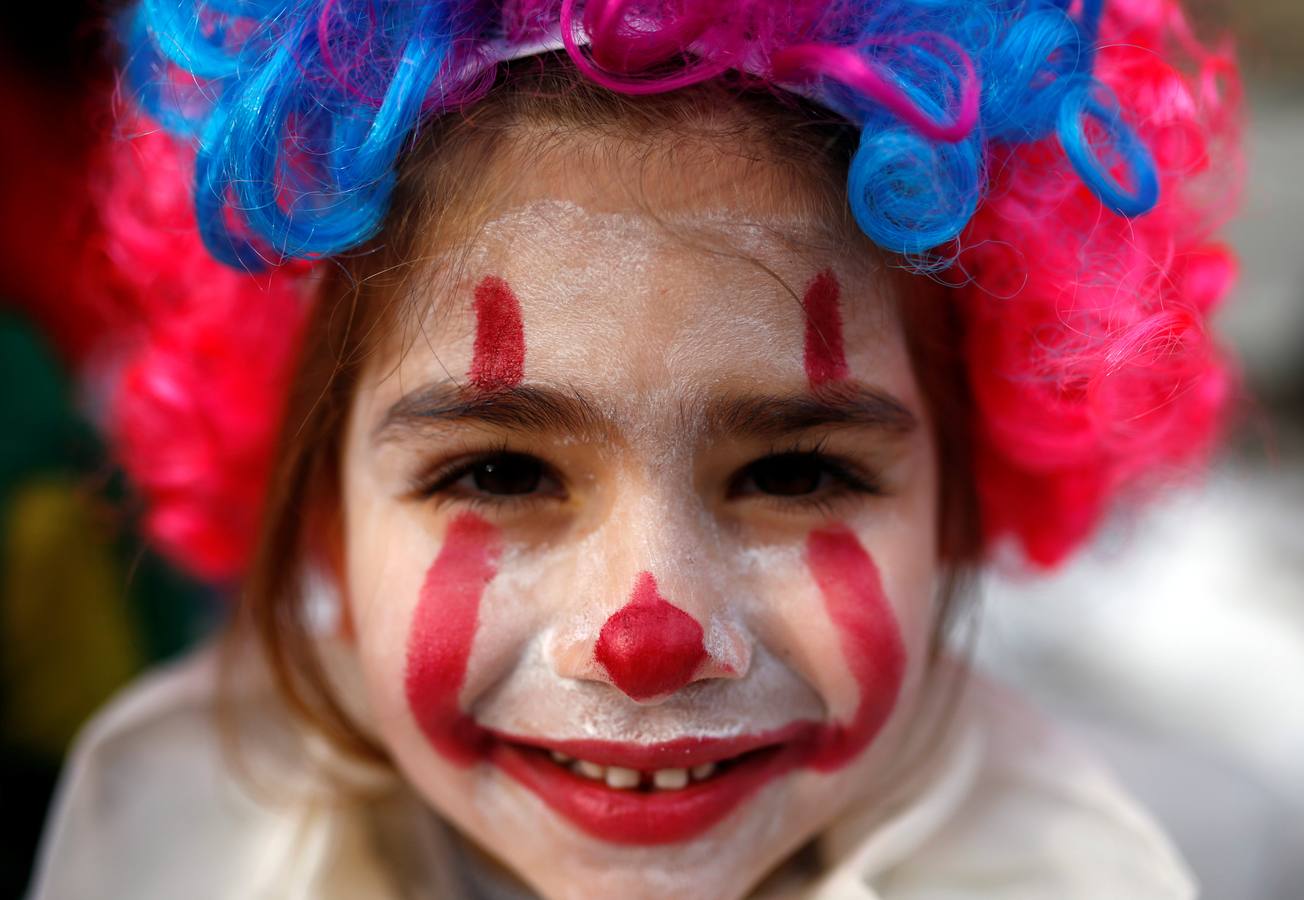 Participantes disfrazados asisten a la tradicional celebración del Carnaval Vevcani, que marca el Día ortodoxo de ´San Vasilij´, en Macedonia. Durante estos días las calles, casas y prados de Vevcani se convierten en una gran escena, a la que salen los hombres disfrazados.