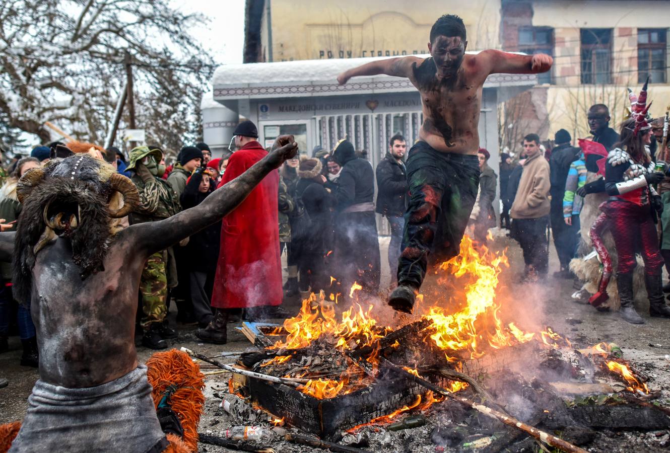 Participantes disfrazados asisten a la tradicional celebración del Carnaval Vevcani, que marca el Día ortodoxo de ´San Vasilij´, en Macedonia. Durante estos días las calles, casas y prados de Vevcani se convierten en una gran escena, a la que salen los hombres disfrazados.