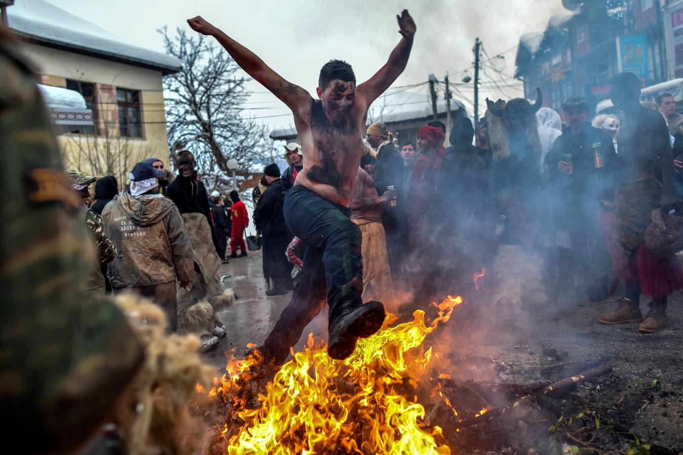 Participantes disfrazados asisten a la tradicional celebración del Carnaval Vevcani, que marca el Día ortodoxo de ´San Vasilij´, en Macedonia. Durante estos días las calles, casas y prados de Vevcani se convierten en una gran escena, a la que salen los hombres disfrazados.