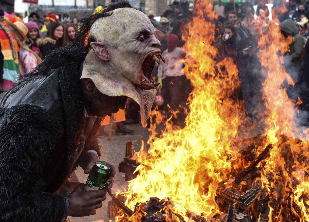 Participantes disfrazados asisten a la tradicional celebración del Carnaval Vevcani, que marca el Día ortodoxo de ´San Vasilij´, en Macedonia. Durante estos días las calles, casas y prados de Vevcani se convierten en una gran escena, a la que salen los hombres disfrazados.