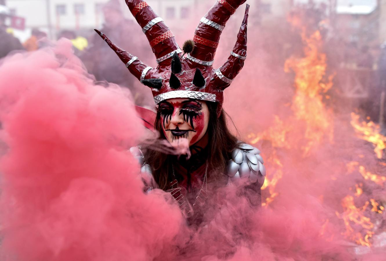 Participantes disfrazados asisten a la tradicional celebración del Carnaval Vevcani, que marca el Día ortodoxo de ´San Vasilij´, en Macedonia. Durante estos días las calles, casas y prados de Vevcani se convierten en una gran escena, a la que salen los hombres disfrazados.