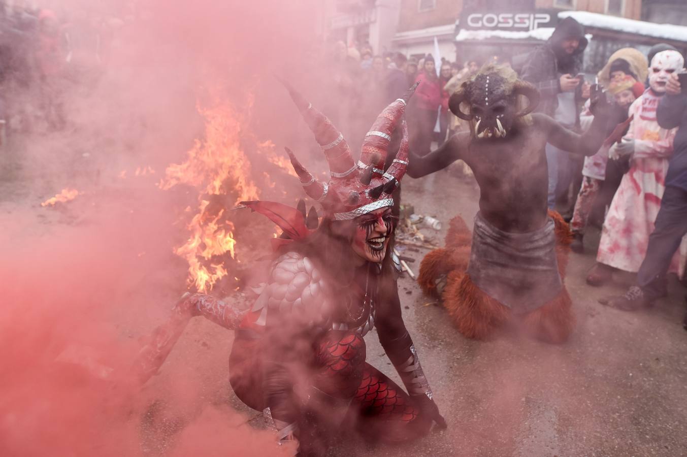 Participantes disfrazados asisten a la tradicional celebración del Carnaval Vevcani, que marca el Día ortodoxo de ´San Vasilij´, en Macedonia. Durante estos días las calles, casas y prados de Vevcani se convierten en una gran escena, a la que salen los hombres disfrazados.