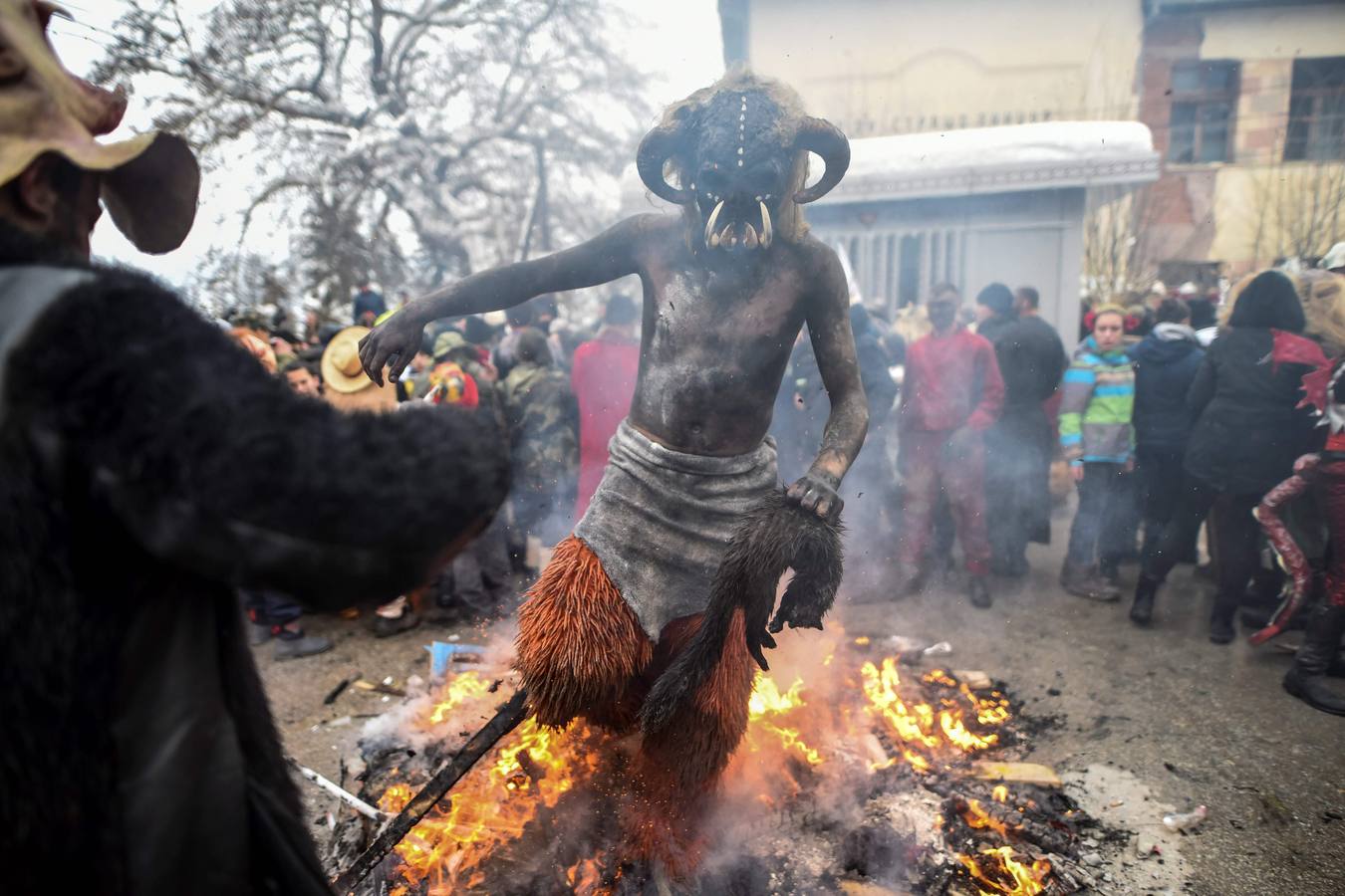 Participantes disfrazados asisten a la tradicional celebración del Carnaval Vevcani, que marca el Día ortodoxo de ´San Vasilij´, en Macedonia. Durante estos días las calles, casas y prados de Vevcani se convierten en una gran escena, a la que salen los hombres disfrazados.