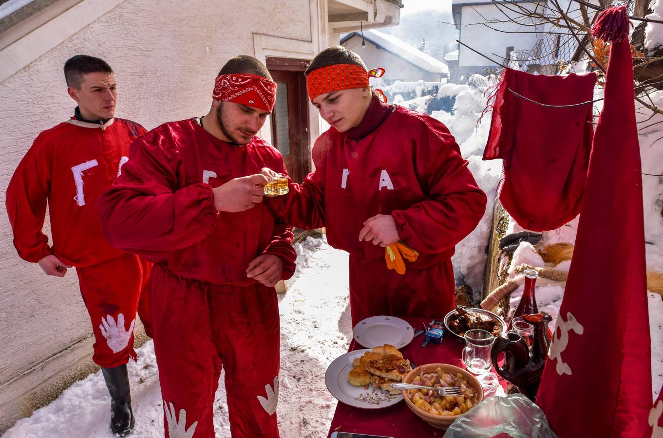 Participantes disfrazados asisten a la tradicional celebración del Carnaval Vevcani, que marca el Día ortodoxo de ´San Vasilij´, en Macedonia. Durante estos días las calles, casas y prados de Vevcani se convierten en una gran escena, a la que salen los hombres disfrazados.