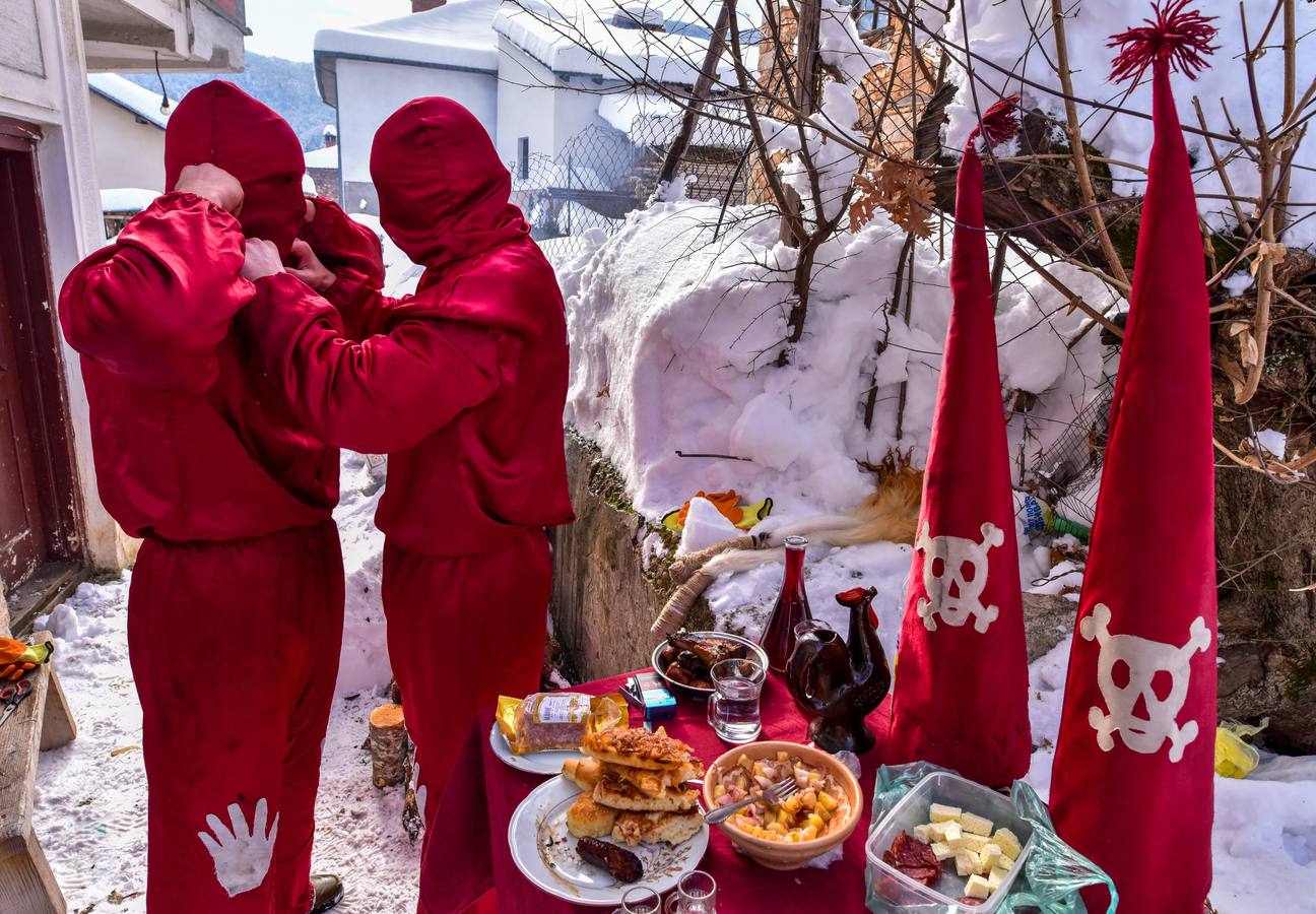 Participantes disfrazados asisten a la tradicional celebración del Carnaval Vevcani, que marca el Día ortodoxo de ´San Vasilij´, en Macedonia. Durante estos días las calles, casas y prados de Vevcani se convierten en una gran escena, a la que salen los hombres disfrazados.