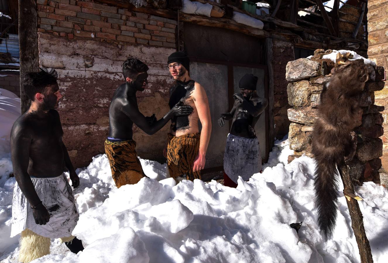 Participantes disfrazados asisten a la tradicional celebración del Carnaval Vevcani, que marca el Día ortodoxo de ´San Vasilij´, en Macedonia. Durante estos días las calles, casas y prados de Vevcani se convierten en una gran escena, a la que salen los hombres disfrazados.