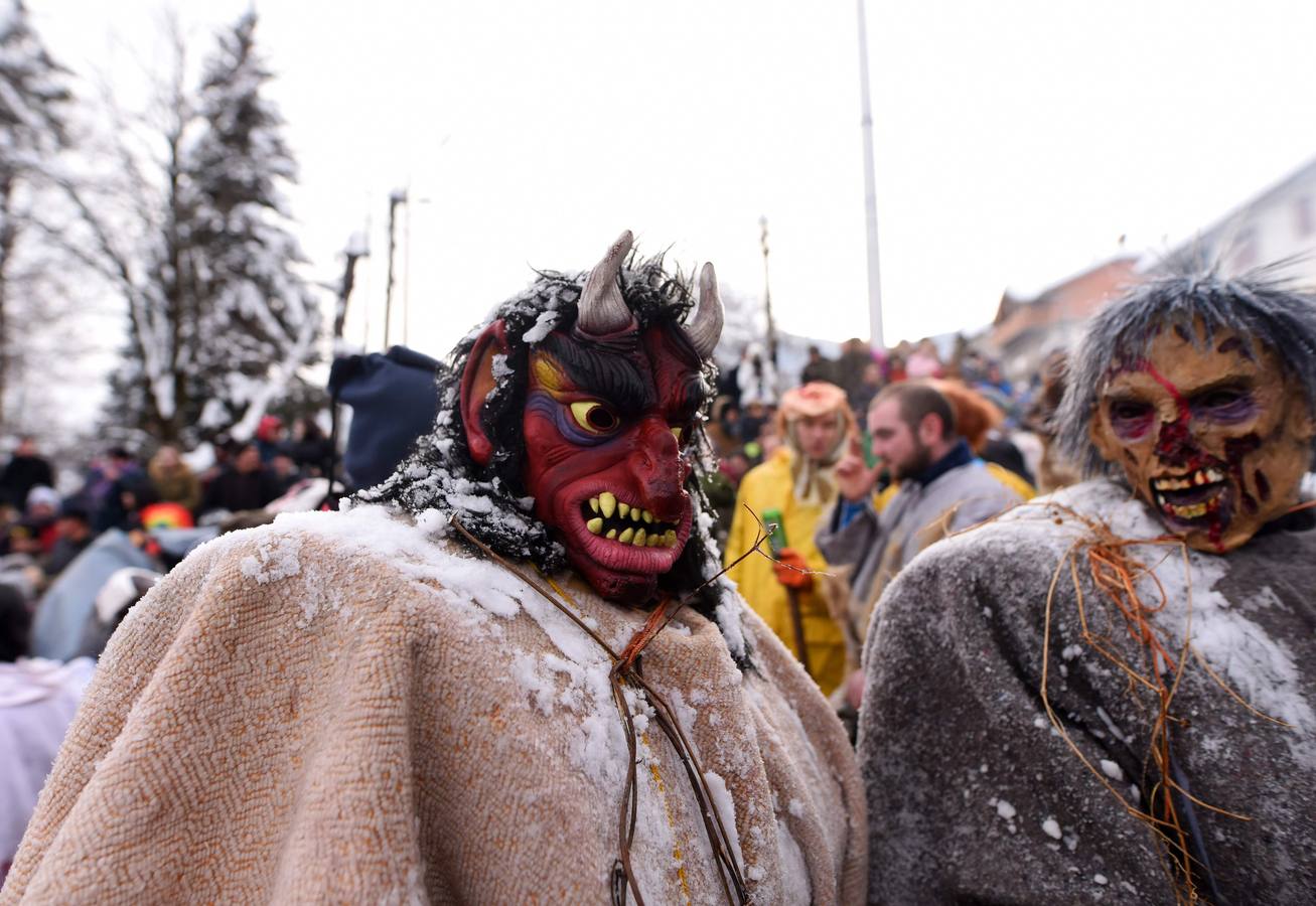 Participantes disfrazados asisten a la tradicional celebración del Carnaval Vevcani, que marca el Día ortodoxo de ´San Vasilij´, en Macedonia. Durante estos días las calles, casas y prados de Vevcani se convierten en una gran escena, a la que salen los hombres disfrazados.