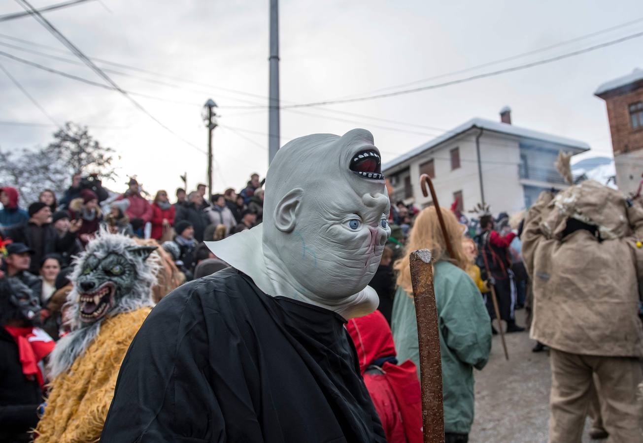 Participantes disfrazados asisten a la tradicional celebración del Carnaval Vevcani, que marca el Día ortodoxo de ´San Vasilij´, en Macedonia. Durante estos días las calles, casas y prados de Vevcani se convierten en una gran escena, a la que salen los hombres disfrazados.