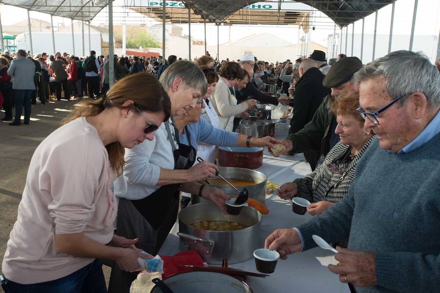 El patio del Palacio Episcopal acogió una celebración en la que se sirvió el tradicional boniato dulce y mistela, un postre con el que antiguamente se celebraba esta onomástica