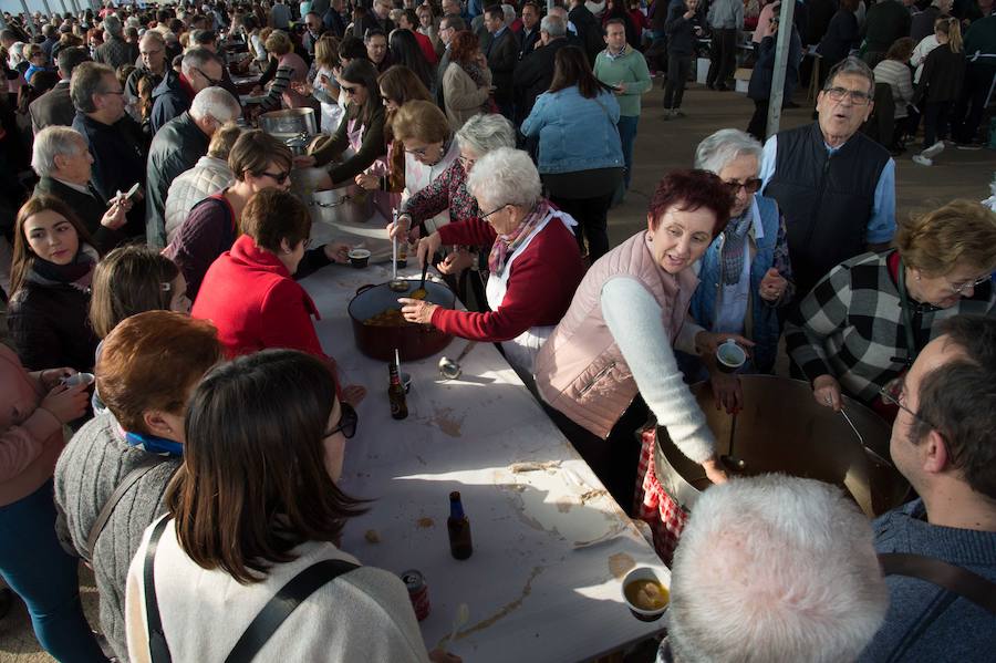 El patio del Palacio Episcopal acogió una celebración en la que se sirvió el tradicional boniato dulce y mistela, un postre con el que antiguamente se celebraba esta onomástica