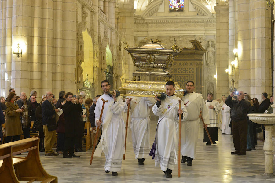 El patio del Palacio Episcopal acogió una celebración en la que se sirvió el tradicional boniato dulce y mistela, un postre con el que antiguamente se celebraba esta onomástica