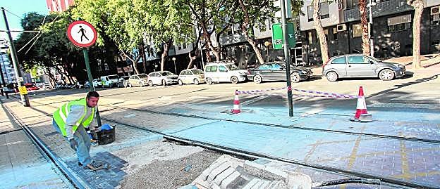 Un operario trabajaba en la mañana de ayer en la adecuación de la plataforma tranviaria para adaptarla al carril bici. 
