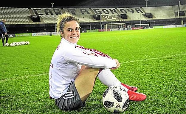 Mapi León posando para 'La Verdad', ayer tras el entrenamiento de la selección en el Cartagonova. 