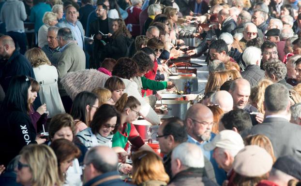 Varios asistentes a la actividad gastronómica en Pozo Estrecho.